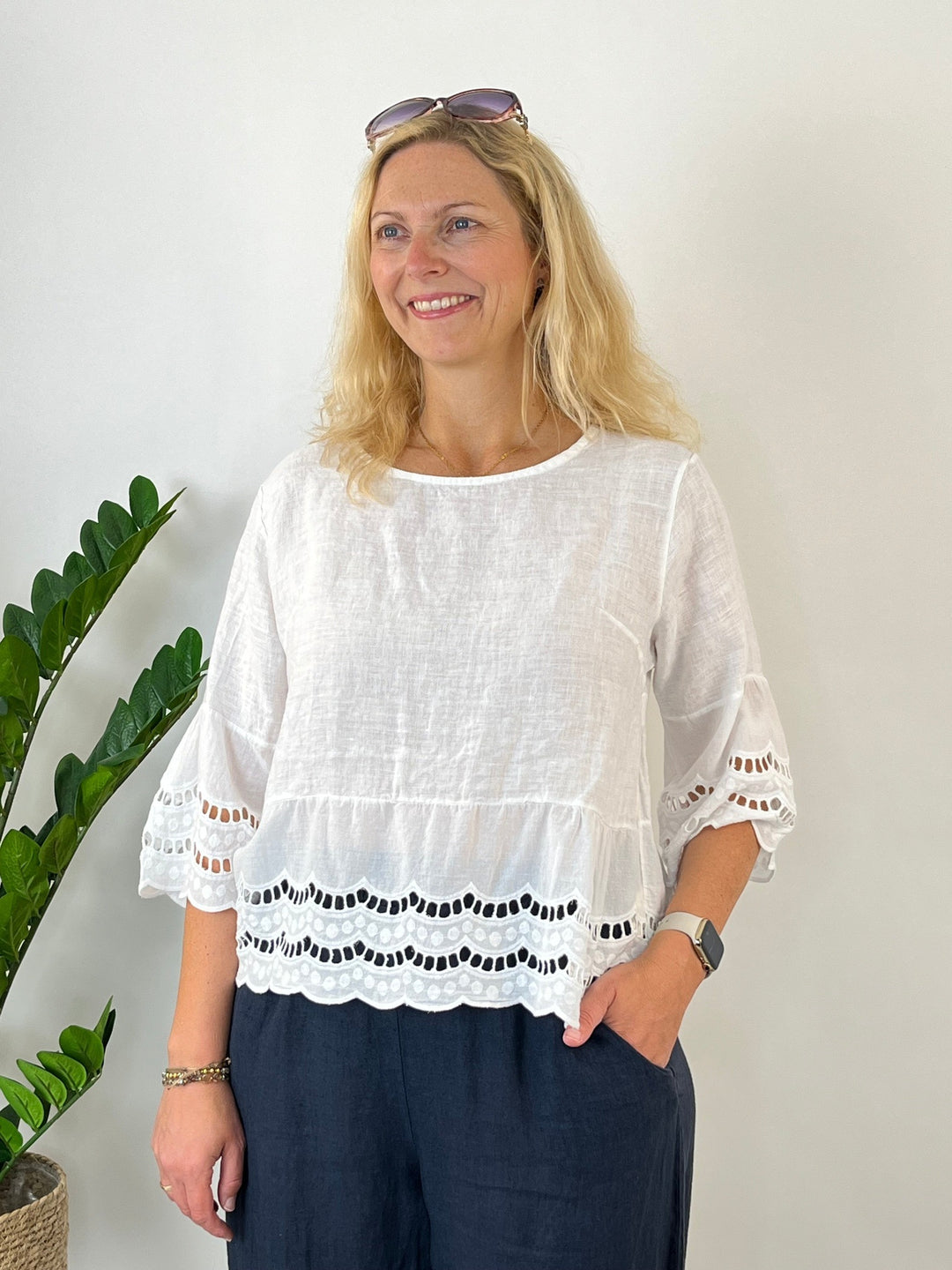 Frontalansicht weiße Leinenbluse mit Rundhalsausschnitt und Lochstickerei-Details