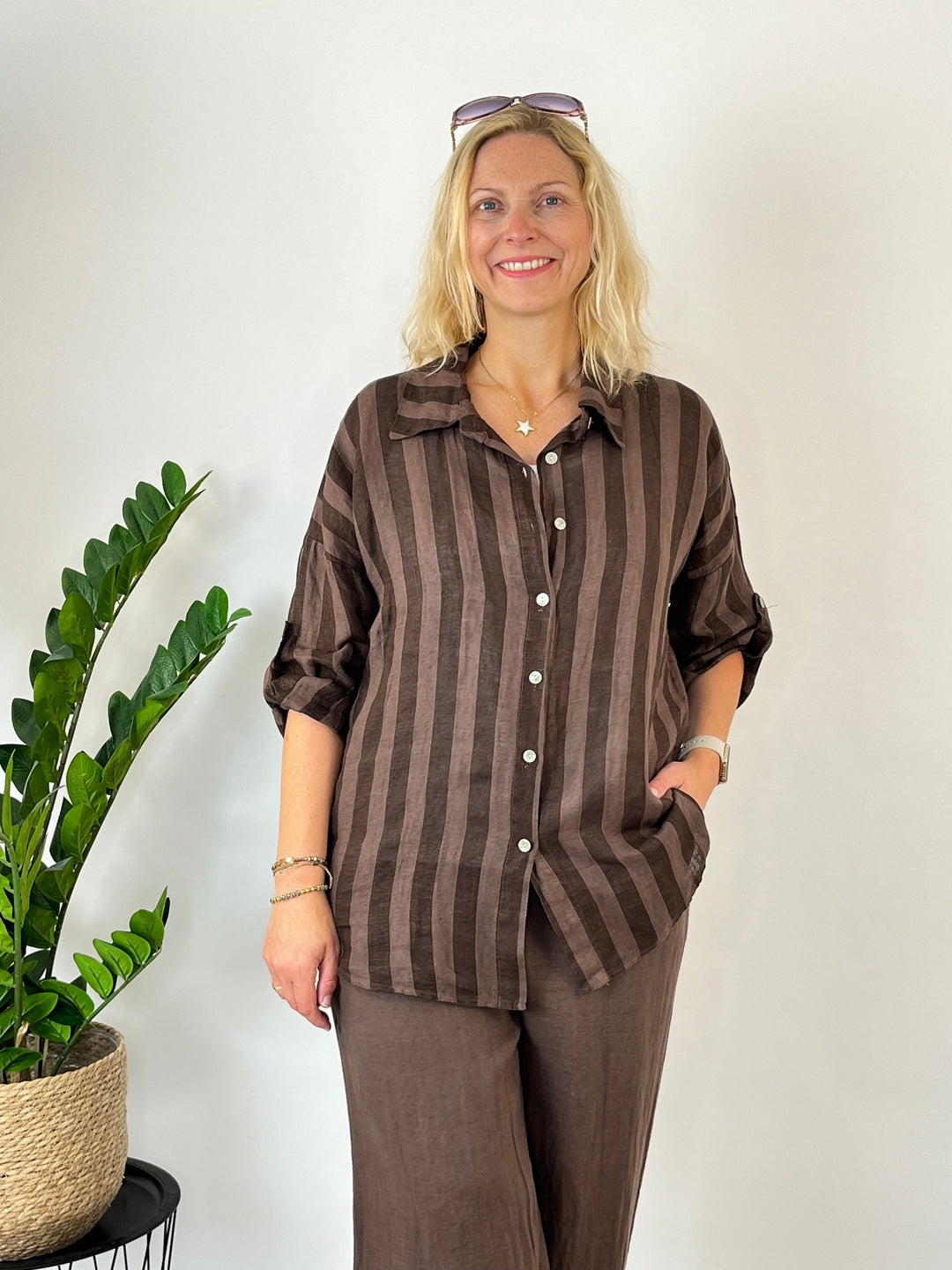 Braune gestreifte Leinenbluse mit Sonnenbrille und lockerer Passform