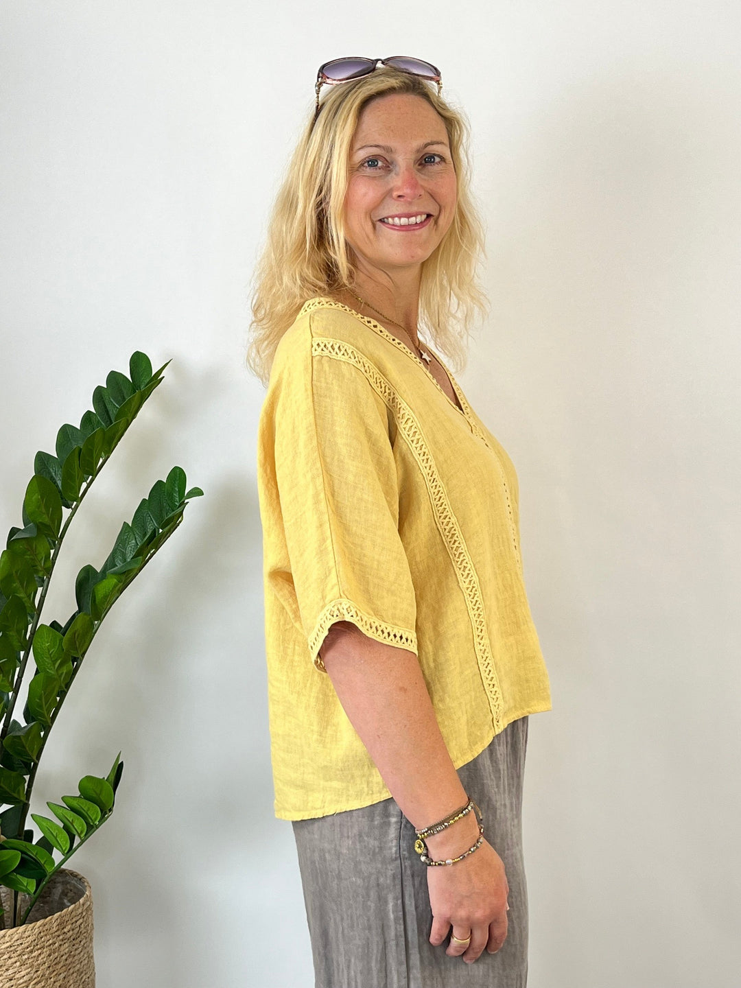 Leinenbluse mit Crochet-Bordüre, gelb von Bella Vita - Mode &amp; Lifestyle
