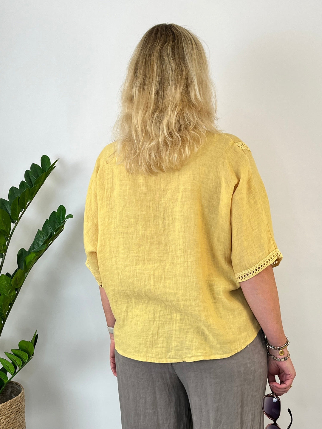 Leinenbluse mit Crochet-Bordüre, gelb von Bella Vita - Mode &amp; Lifestyle