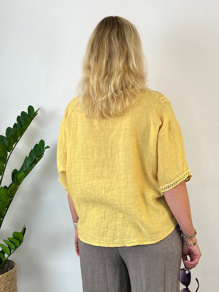 Leinenbluse mit Crochet-Bordüre, gelb von Bella Vita - Mode &amp; Lifestyle