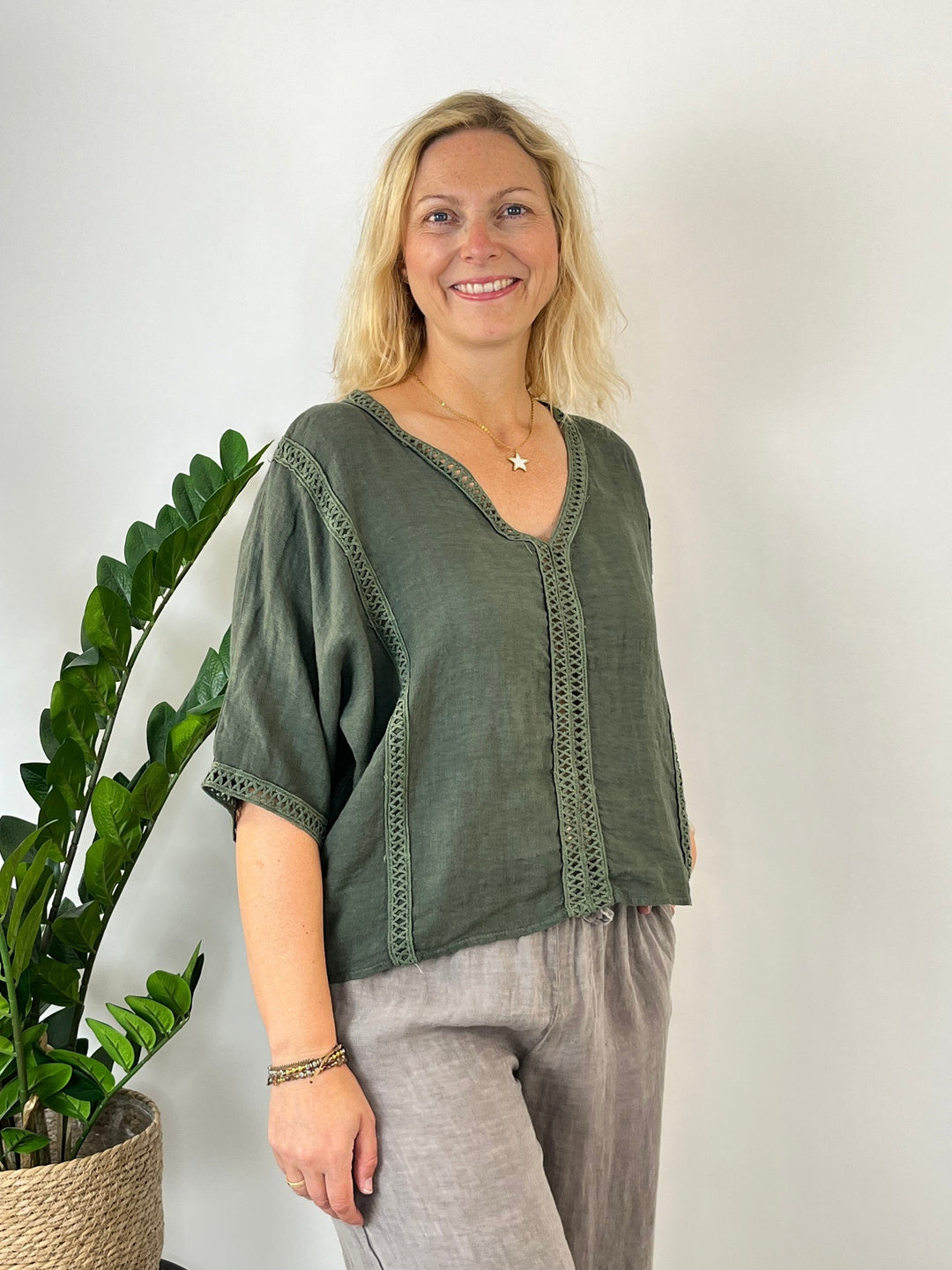 Leinenbluse V-Ausschnitt mit durchbrochener Crochet-Bordüre
