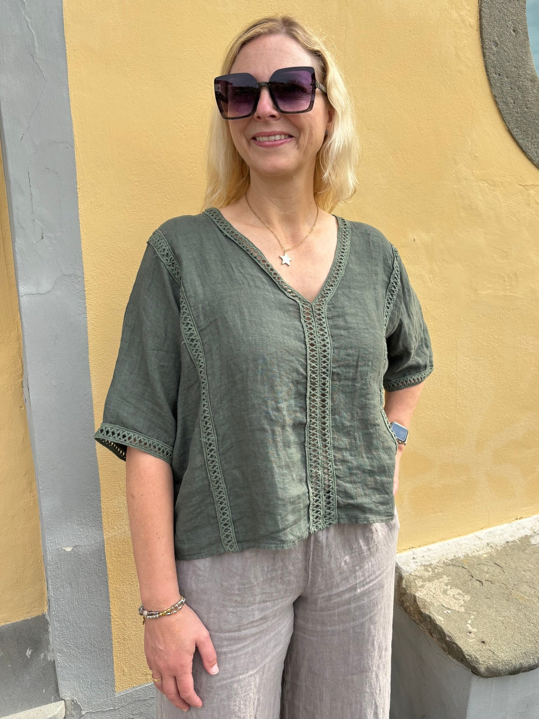 Leinenbluse mit Crochet-Bordüre, khaki von Bella Vita - Mode &amp; Lifestyle