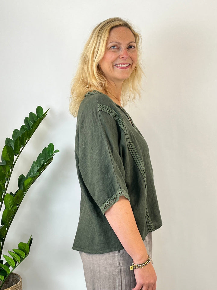 Olivgrüne Leinenbluse mit Crochet-Bordüre und lockerem Schnitt