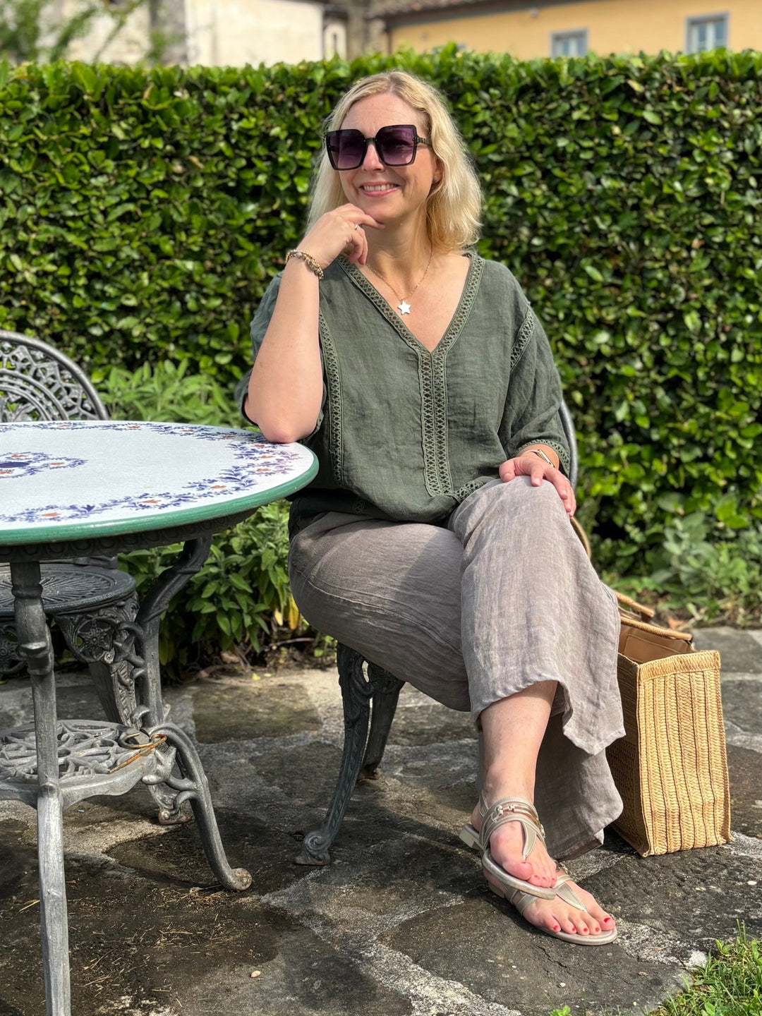 Leinenbluse mit Crochet-Bordüre, khaki von Bella Vita - Mode &amp; Lifestyle