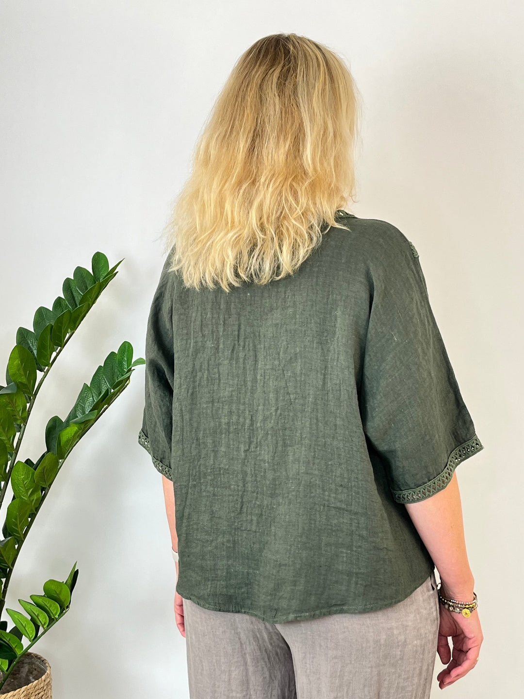 Rückansicht olivgrüne Leinenbluse mit dekorativen Crochet-Details