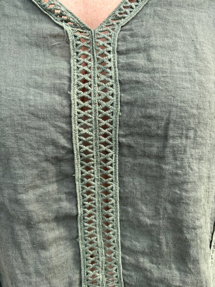 Leinenbluse mit Crochet-Bordüre, khaki von Bella Vita - Mode &amp; Lifestyle