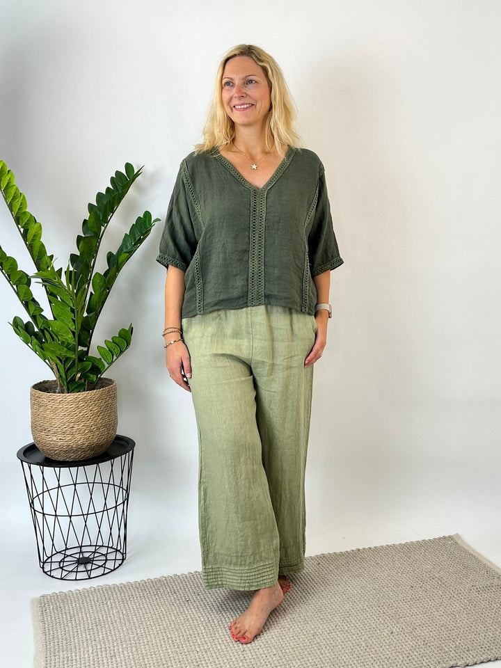 Olivgrünes Leinenoutfit Bluse mit Crochet-Detail und weite Hose