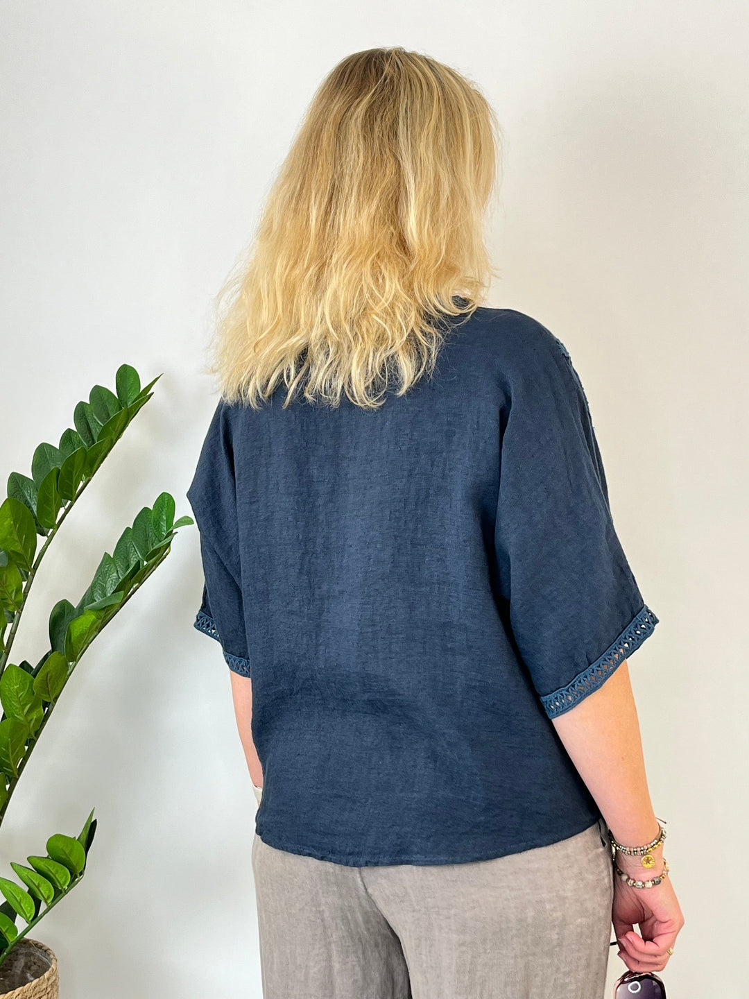 Leinenbluse mit Crochet-Bordüre, marine von Bella Vita - Mode &amp; Lifestyle