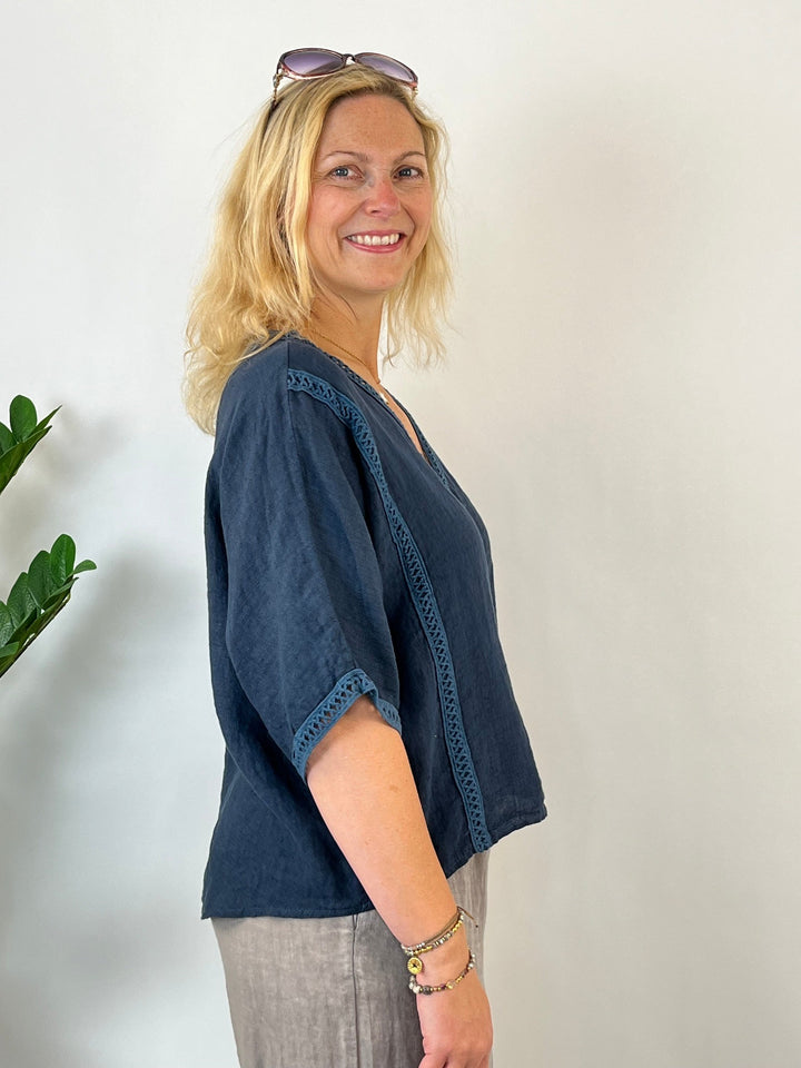 Leinenbluse mit Crochet-Bordüre, marine von Bella Vita - Mode &amp; Lifestyle