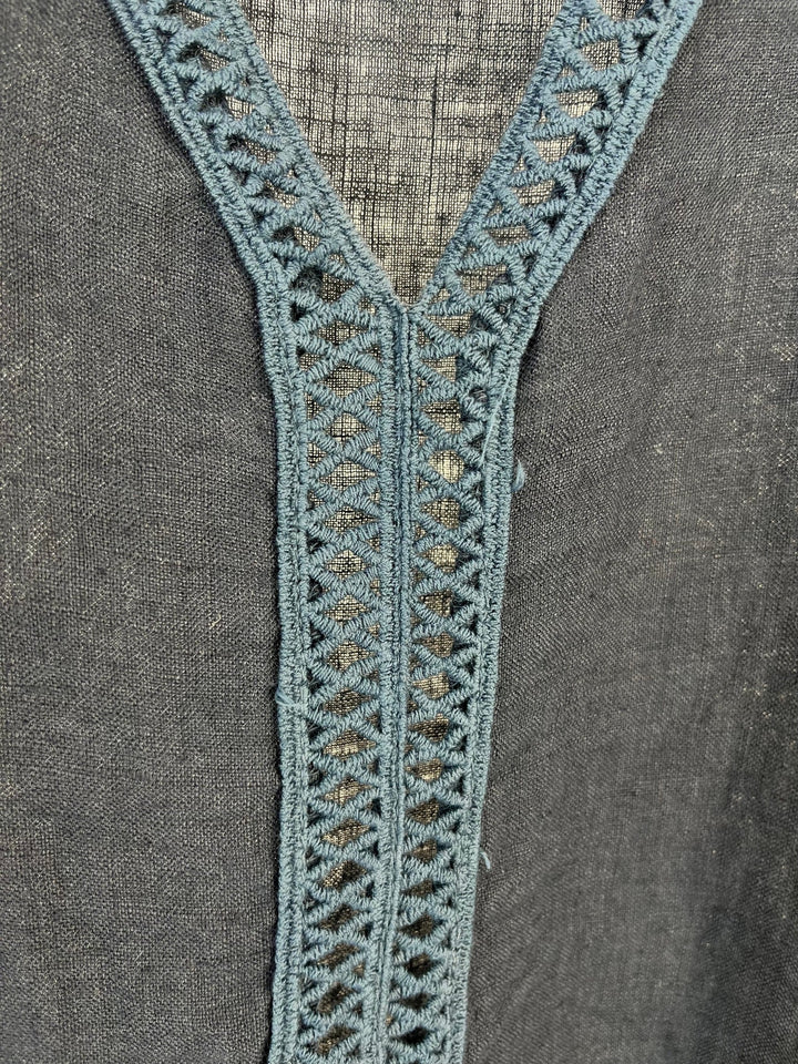 Leinenbluse mit Crochet-Bordüre, marine von Bella Vita - Mode &amp; Lifestyle