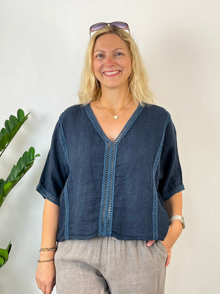 Leinenbluse mit Crochet-Bordüre, marine von Bella Vita - Mode &amp; Lifestyle