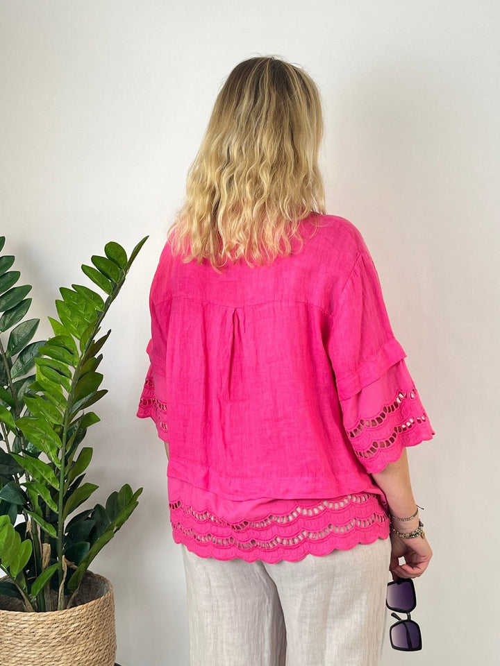 Rückansicht pink Leinenbluse mit offenem Rücken und Faltenzug