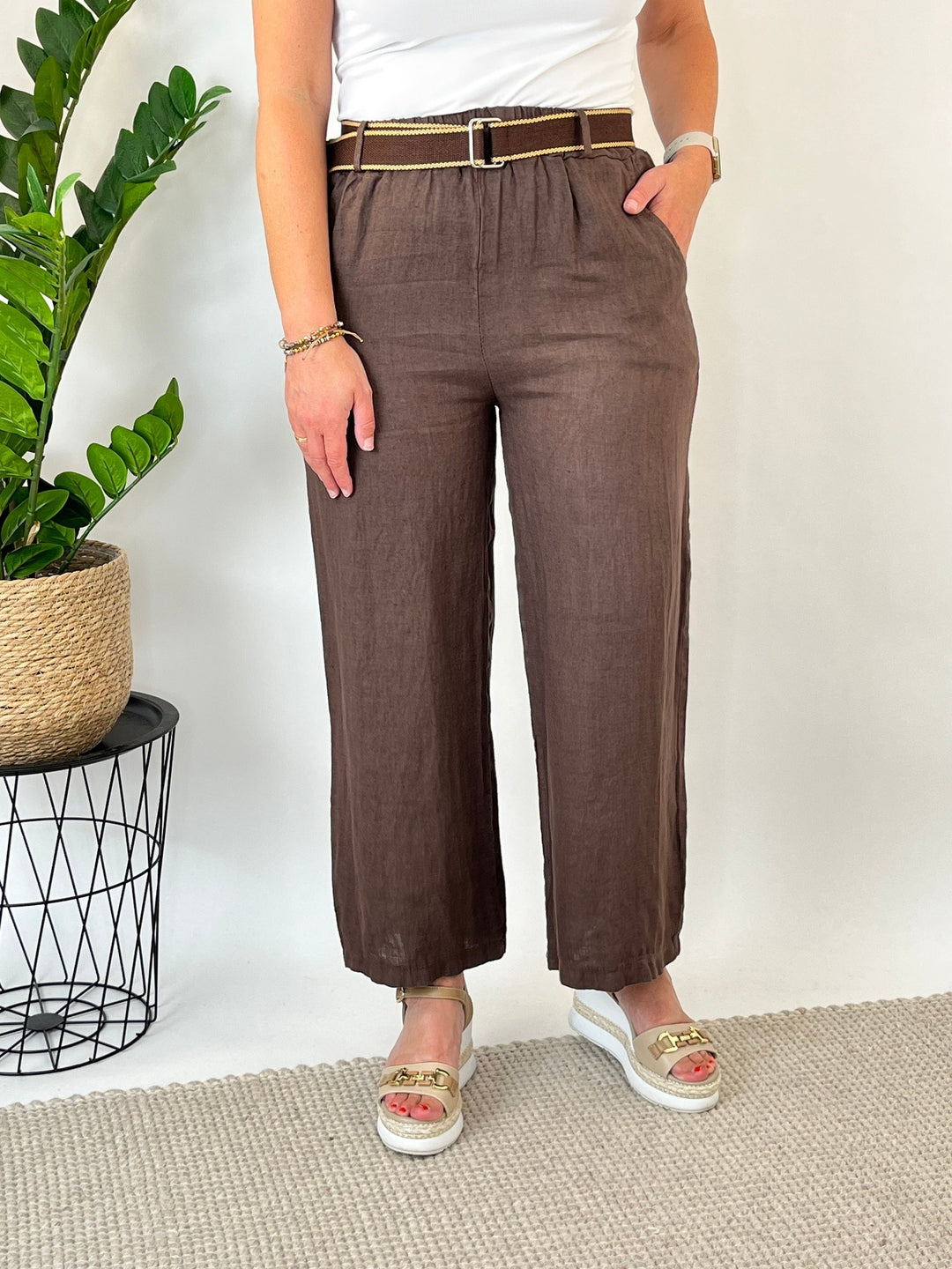 Braune Leinenhose mit Einschubtaschen und Ziergürtel Vorderansicht