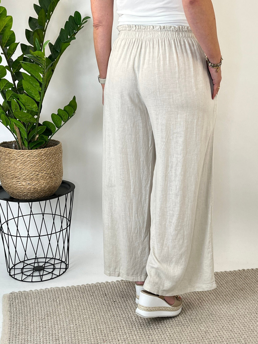 Leinenhose mit weitem Bein, beige von Bella Vita - Mode &amp; Lifestyle