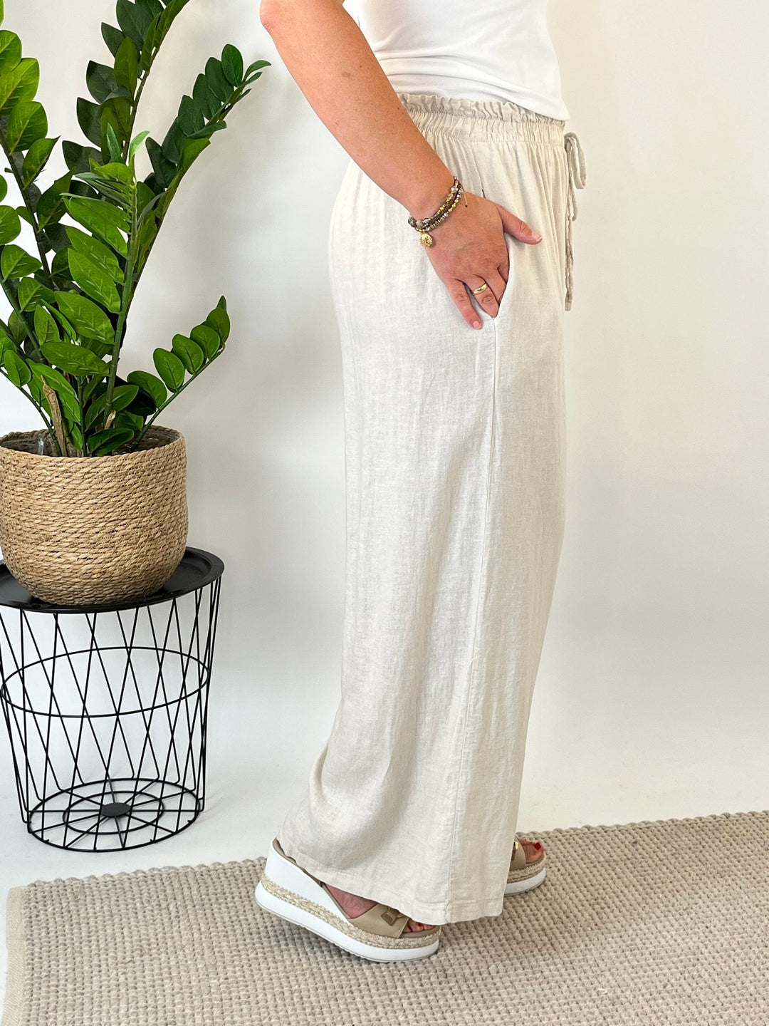 Leinenhose mit weitem Bein, beige von Bella Vita - Mode &amp; Lifestyle