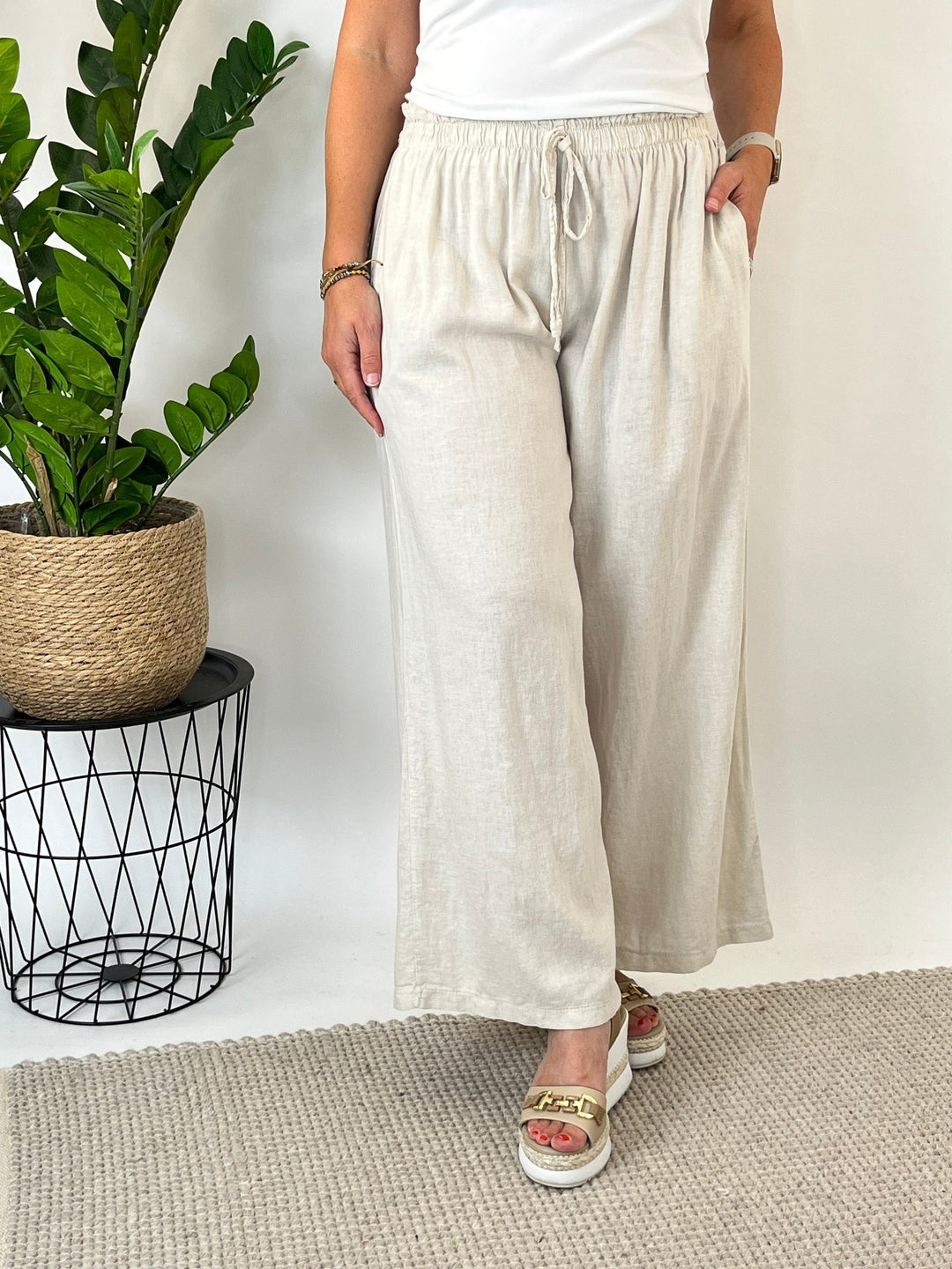 Leinenhose mit weitem Bein, beige von Bella Vita - Mode &amp; Lifestyle