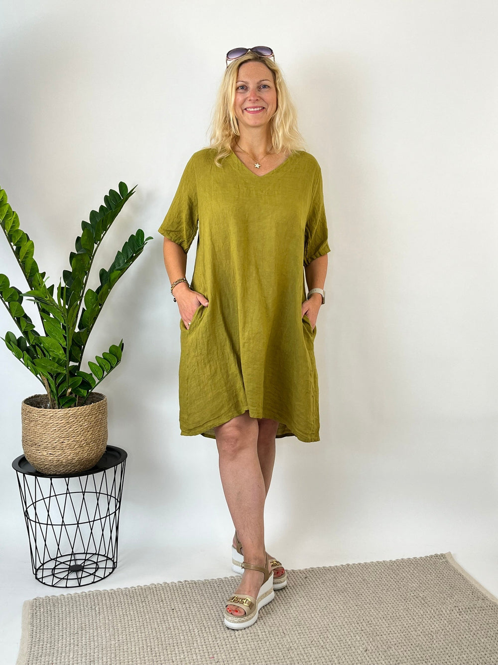Leinenkleid mit V-Ausschnitt, grün von Bella Vita - Mode & Lifestyle