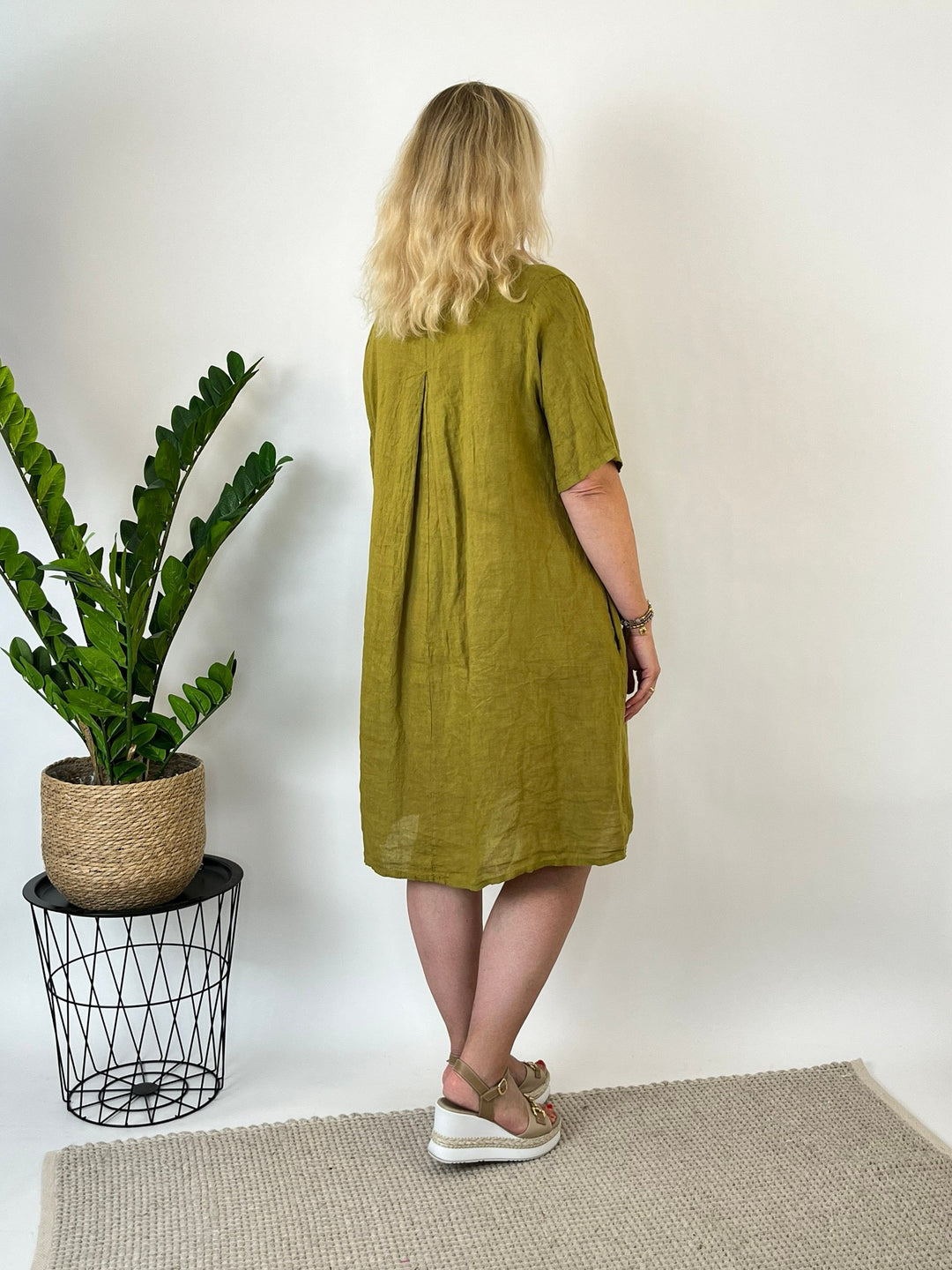 Leinenkleid mit V-Ausschnitt, grün von Bella Vita - Mode &amp; Lifestyle