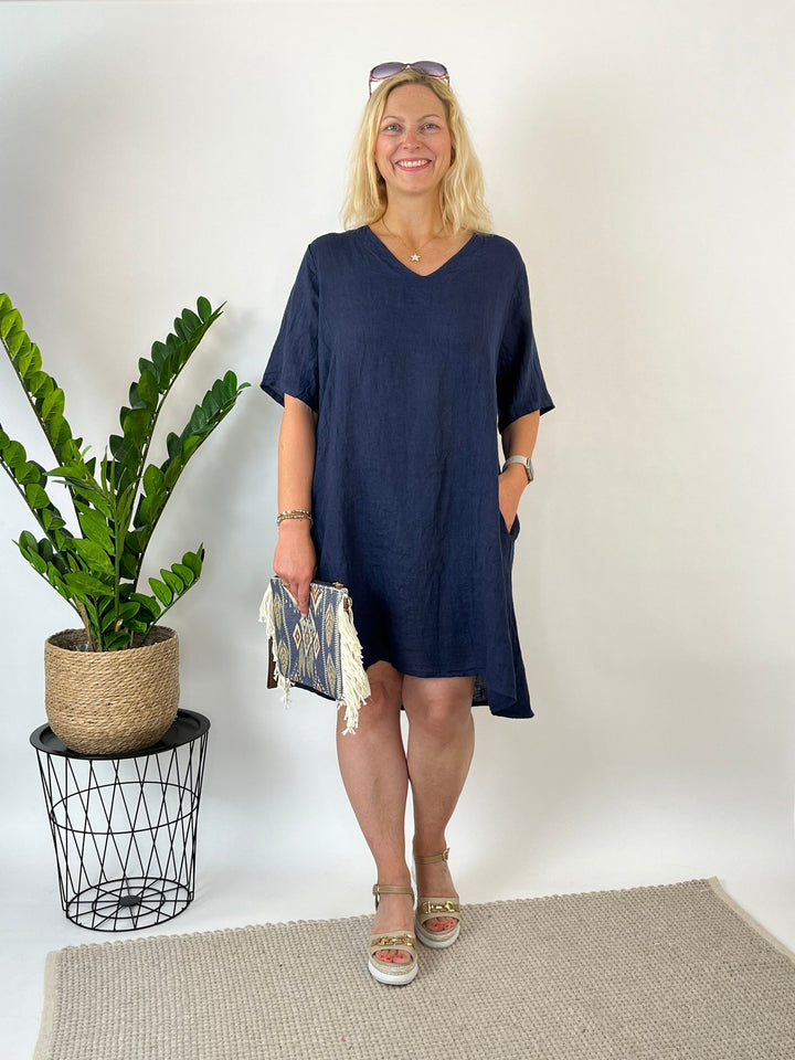 Leinenkleid mit V-Ausschnitt, marine von Bella Vita - Mode &amp; Lifestyle