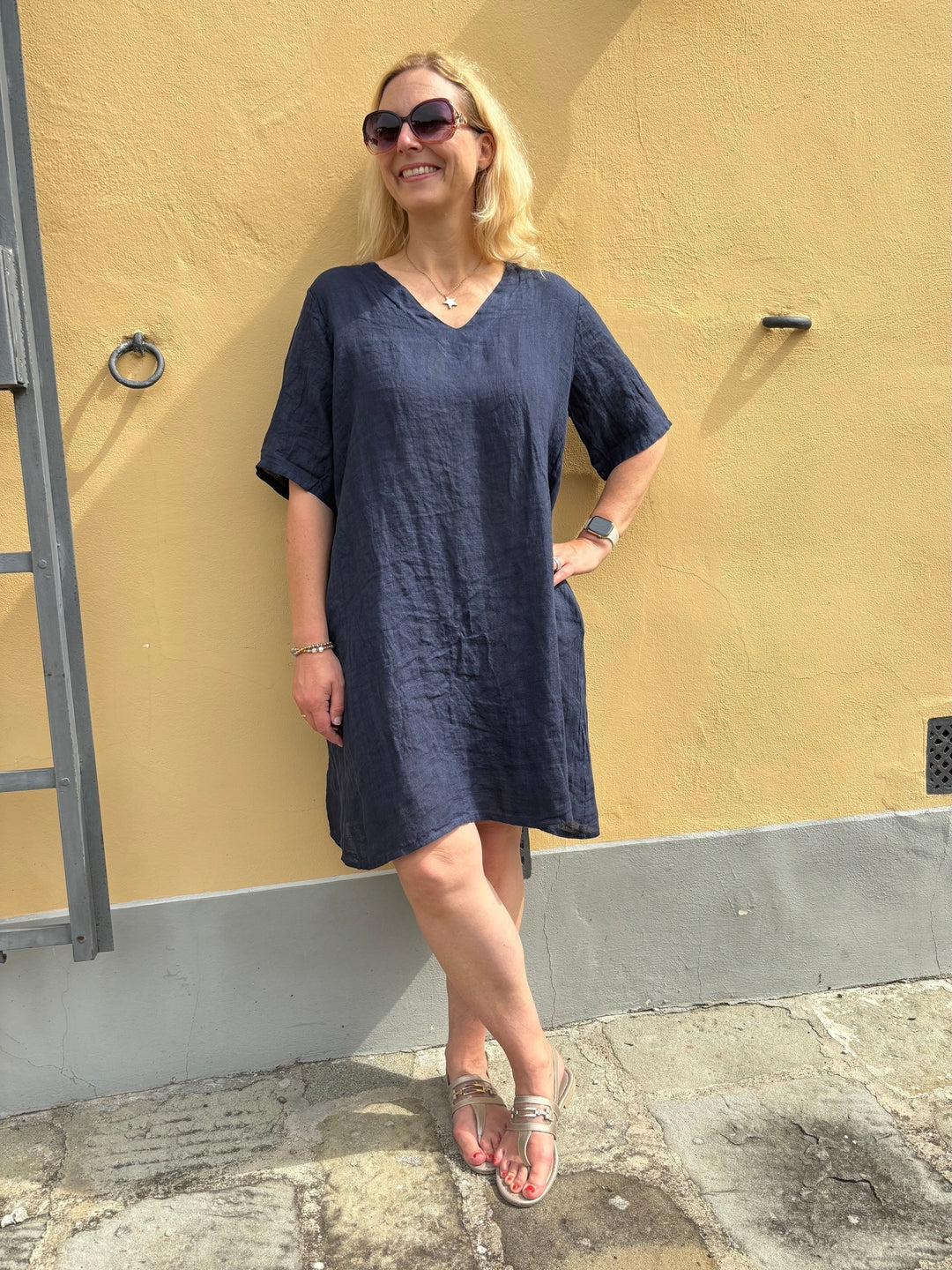 Leinenkleid mit V-Ausschnitt, marine von Bella Vita - Mode &amp; Lifestyle