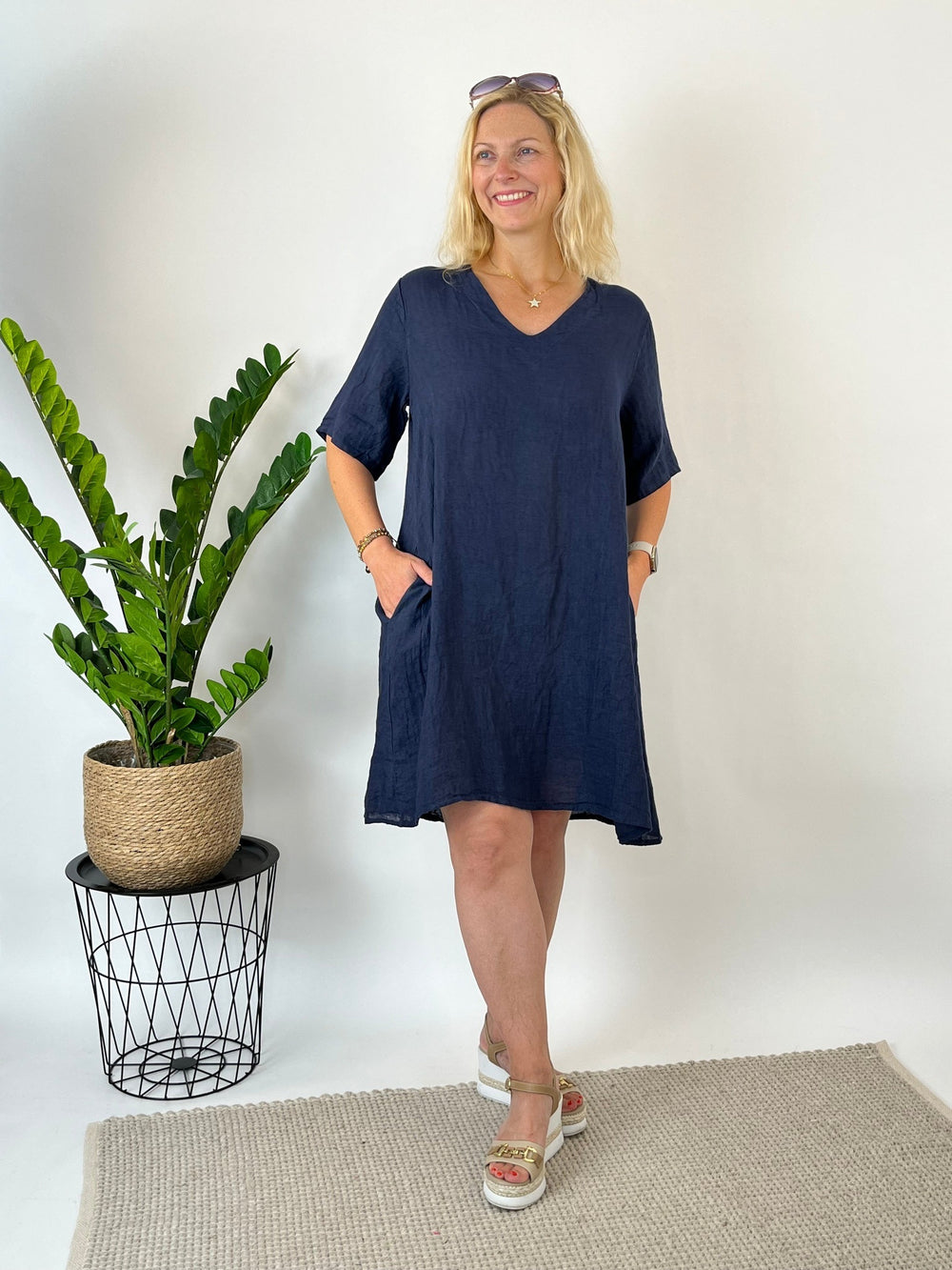 Leinenkleid mit V-Ausschnitt, marine von Bella Vita - Mode & Lifestyle