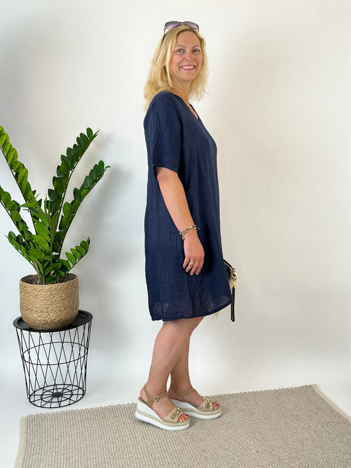 Leinenkleid mit V-Ausschnitt, marine von Bella Vita - Mode &amp; Lifestyle