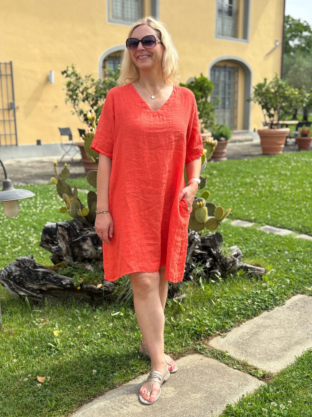 Leinenkleid mit V-Ausschnitt, orange von Bella Vita - Mode &amp; Lifestyle