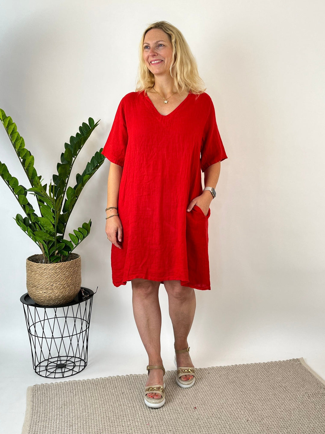 Leinenkleid mit V-Ausschnitt, rot von Bella Vita - Mode &amp; Lifestyle