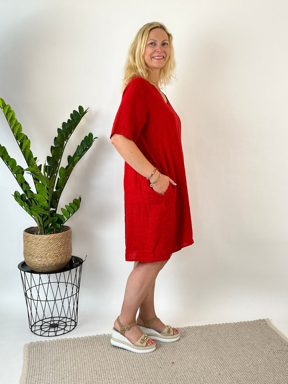 Leinenkleid mit V-Ausschnitt, rot von Bella Vita - Mode & Lifestyle