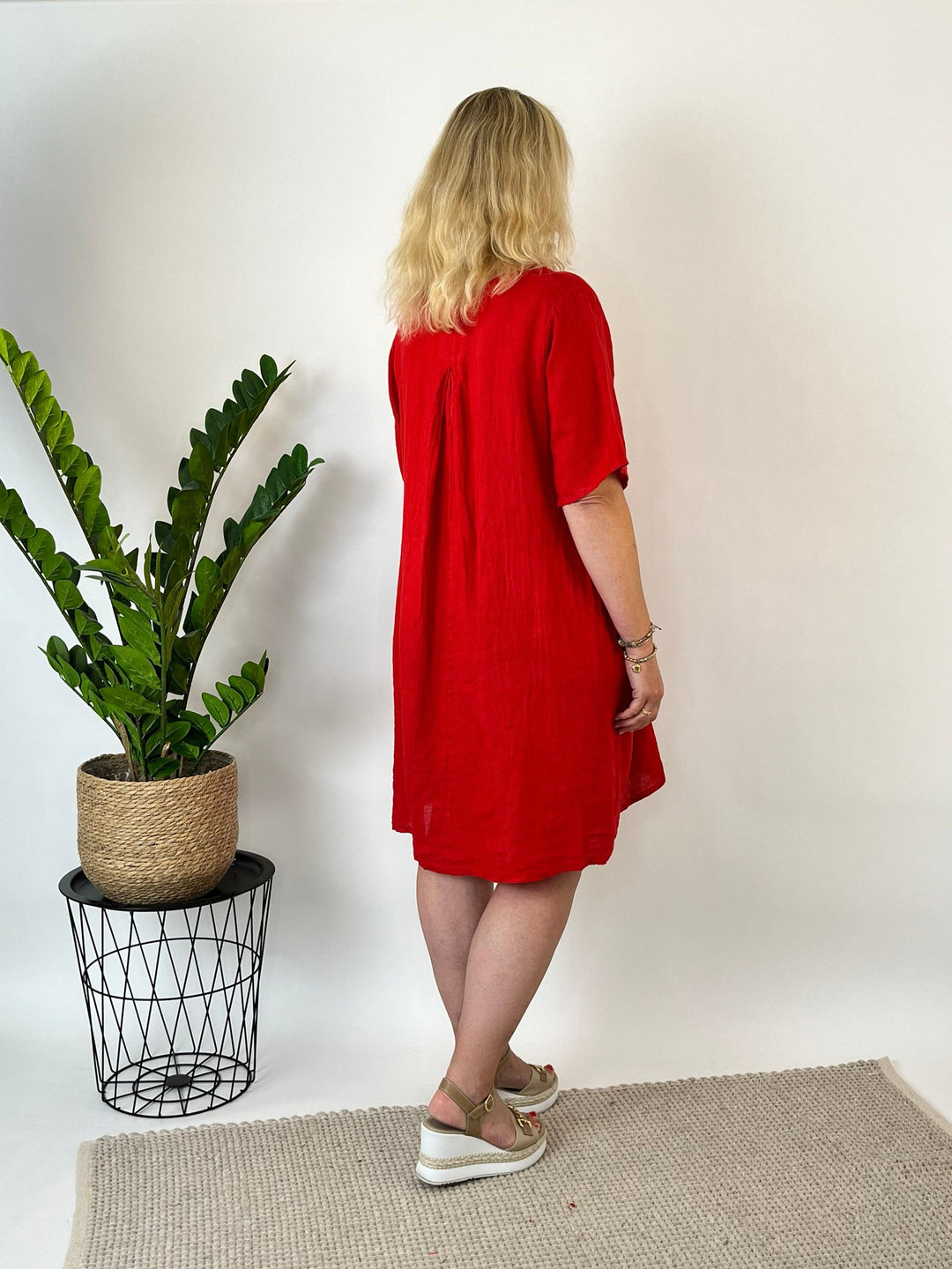 Leinenkleid mit V-Ausschnitt, rot von Bella Vita - Mode &amp; Lifestyle