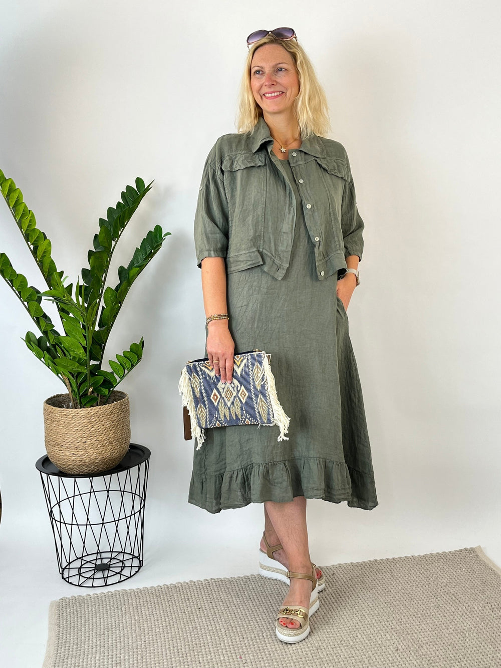 Leinenkleid mit Volantsaum, khaki von Bella Vita - Mode & Lifestyle