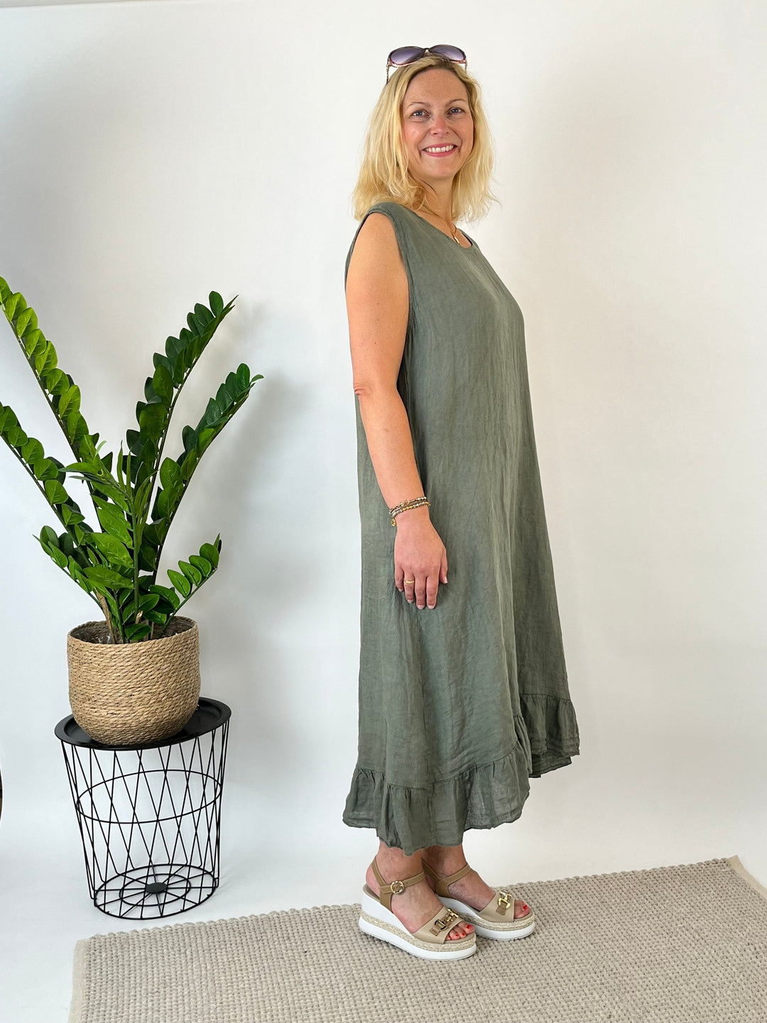 Leinenkleid mit Volantsaum, khaki von Bella Vita - Mode &amp; Lifestyle