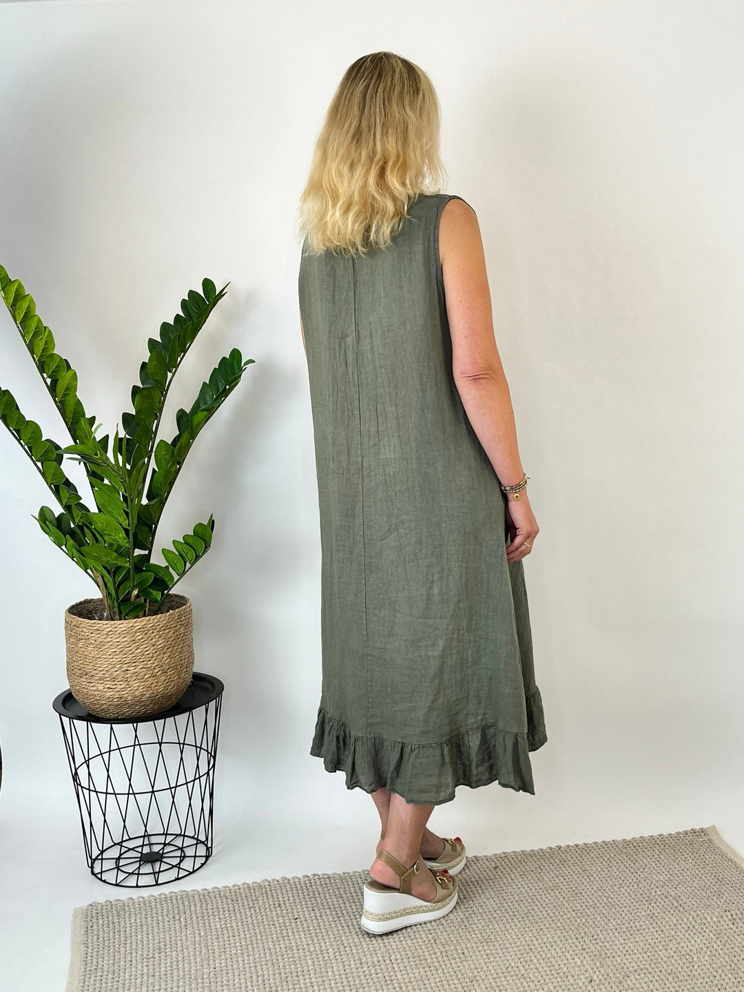 Leinenkleid mit Volantsaum, khaki von Bella Vita - Mode &amp; Lifestyle