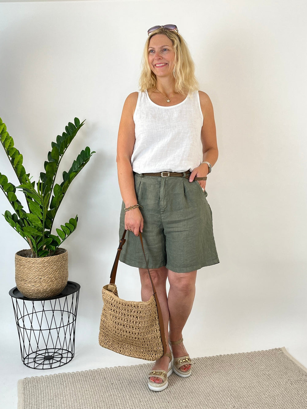 Leinenshorts mit Ziergürtel, khaki von Bella Vita - Mode & Lifestyle