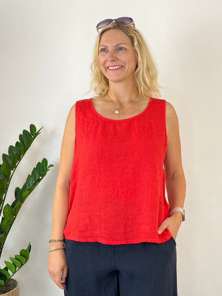 Rotes Leinentop Vorderansicht mit natürlicher Textur und minimalistischem Design