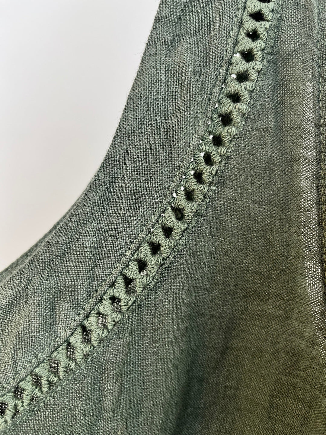 Leinentop mit Crochet-Bordüre, khaki von Bella Vita - Mode &amp; Lifestyle