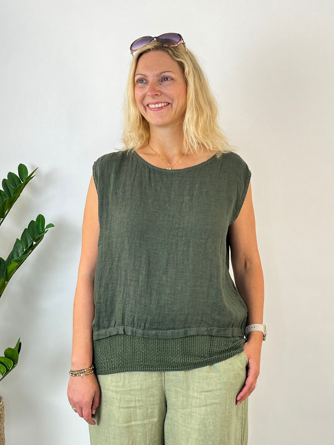 Leinentop mit Mesh-Abschluss, khaki von Bella Vita - Mode &amp; Lifestyle