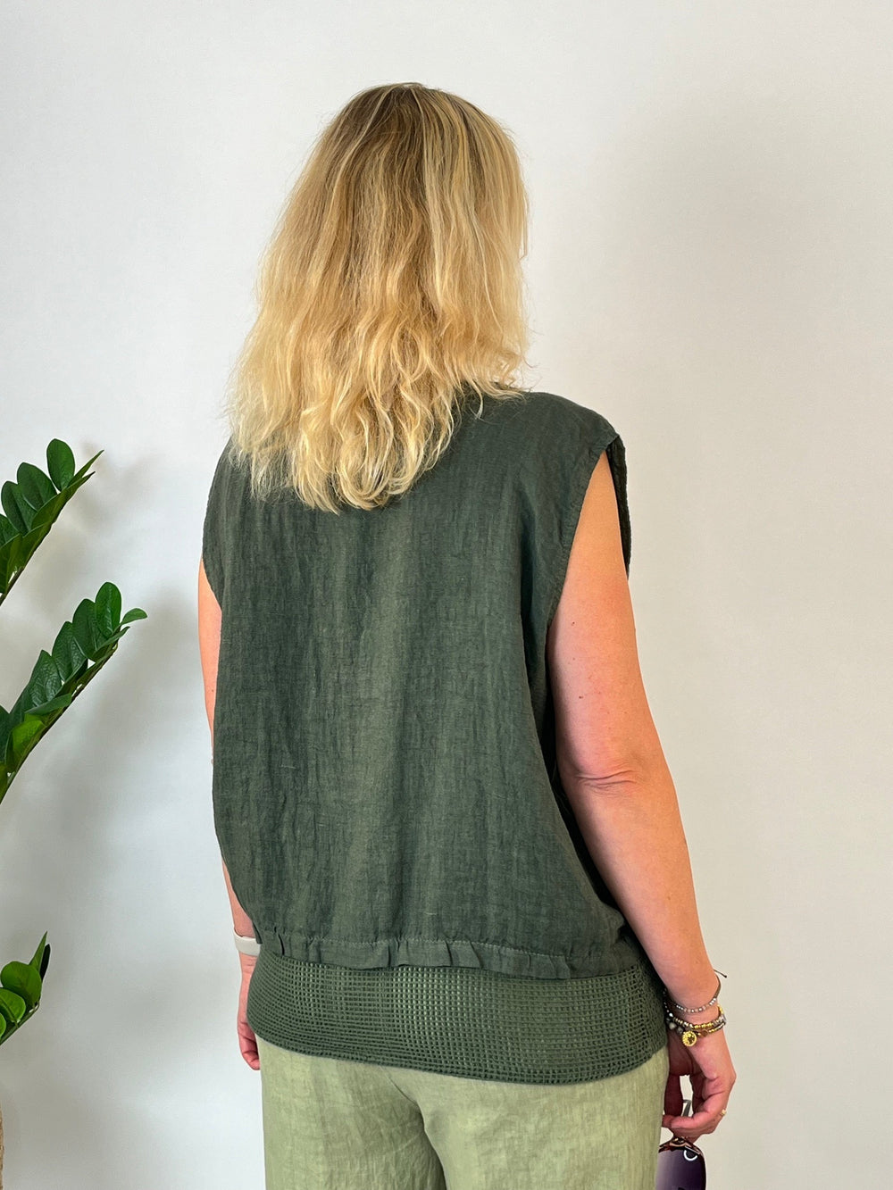 Leinentop mit Mesh-Abschluss, khaki von Bella Vita - Mode & Lifestyle