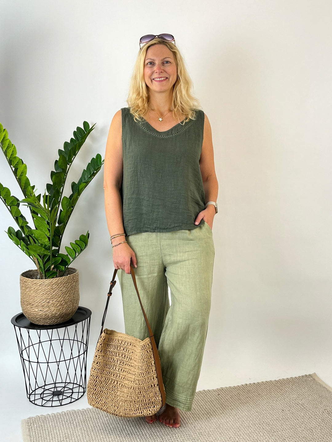 Leinentop mit Mesh-Abschluss, khaki von Bella Vita - Mode &amp; Lifestyle