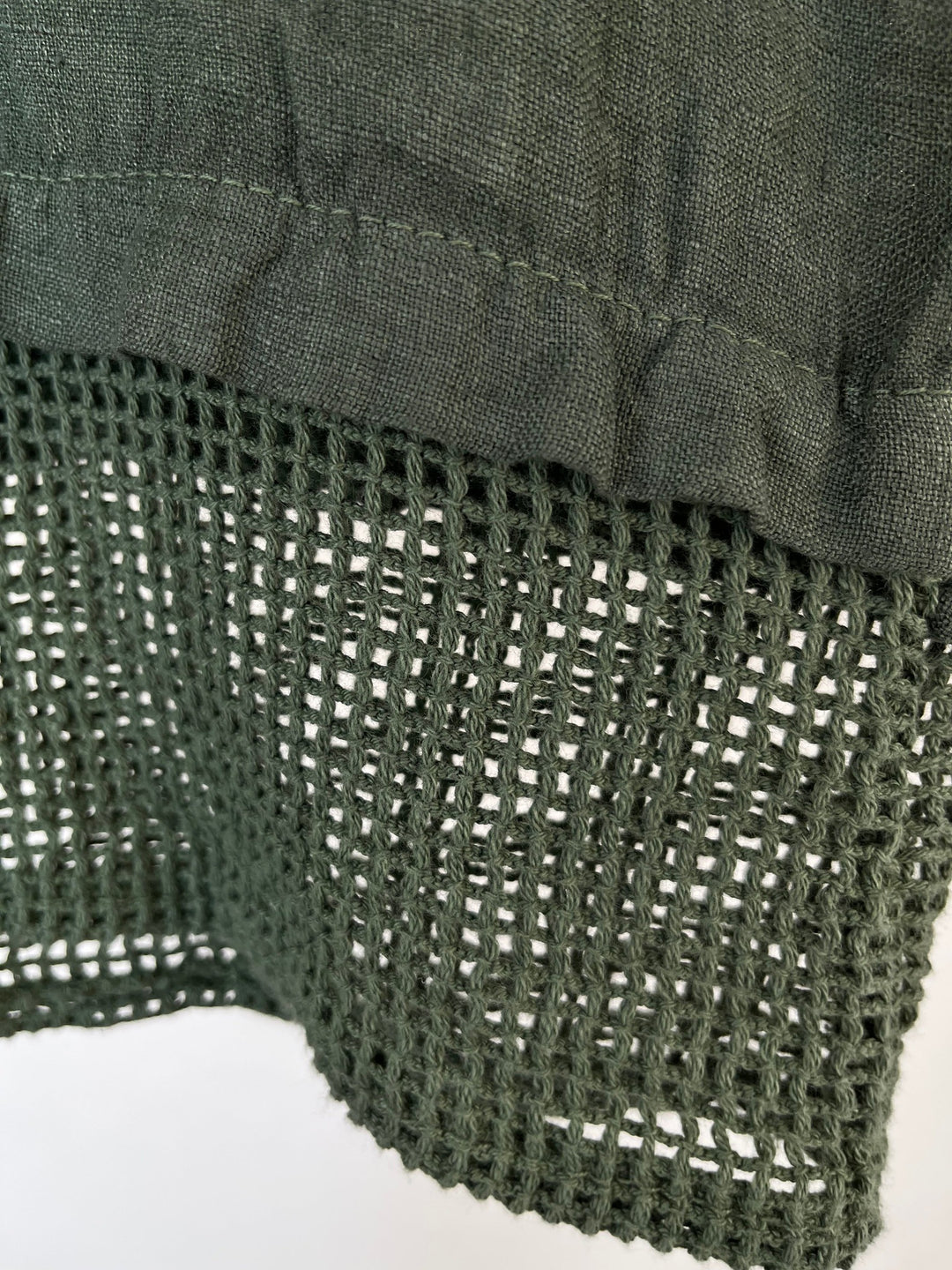 Leinentop mit Mesh-Abschluss, khaki von Bella Vita - Mode &amp; Lifestyle