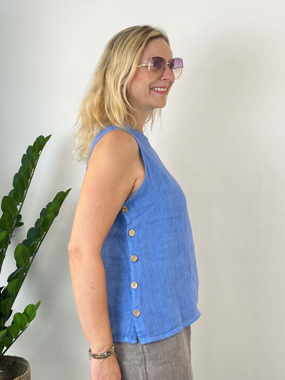 Leinentop mit Zierknöpfen, blau von Bella Vita - Mode & Lifestyle