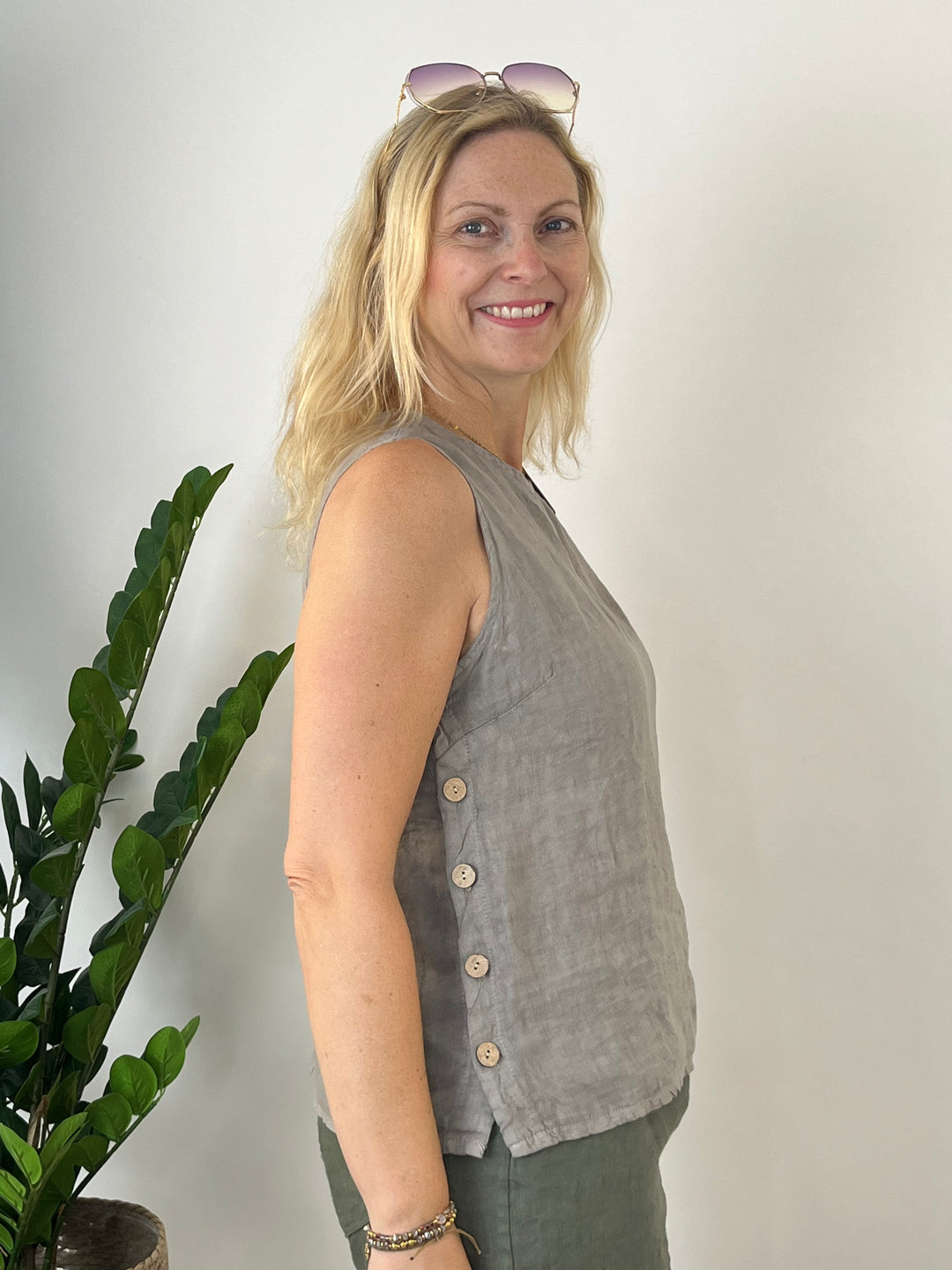 Leinentop mit Zierknöpfen, taupe von Bella Vita - Mode &amp; Lifestyle