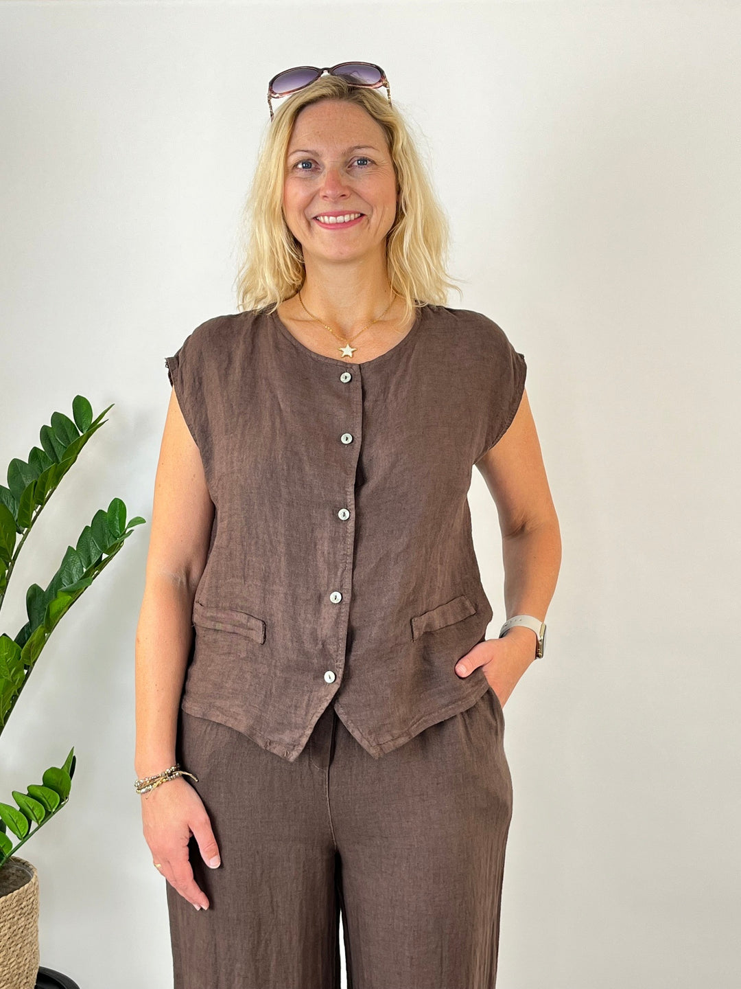 Braune Leinenweste Damen asymmetrischer Saum mit Sternkette und Uhr