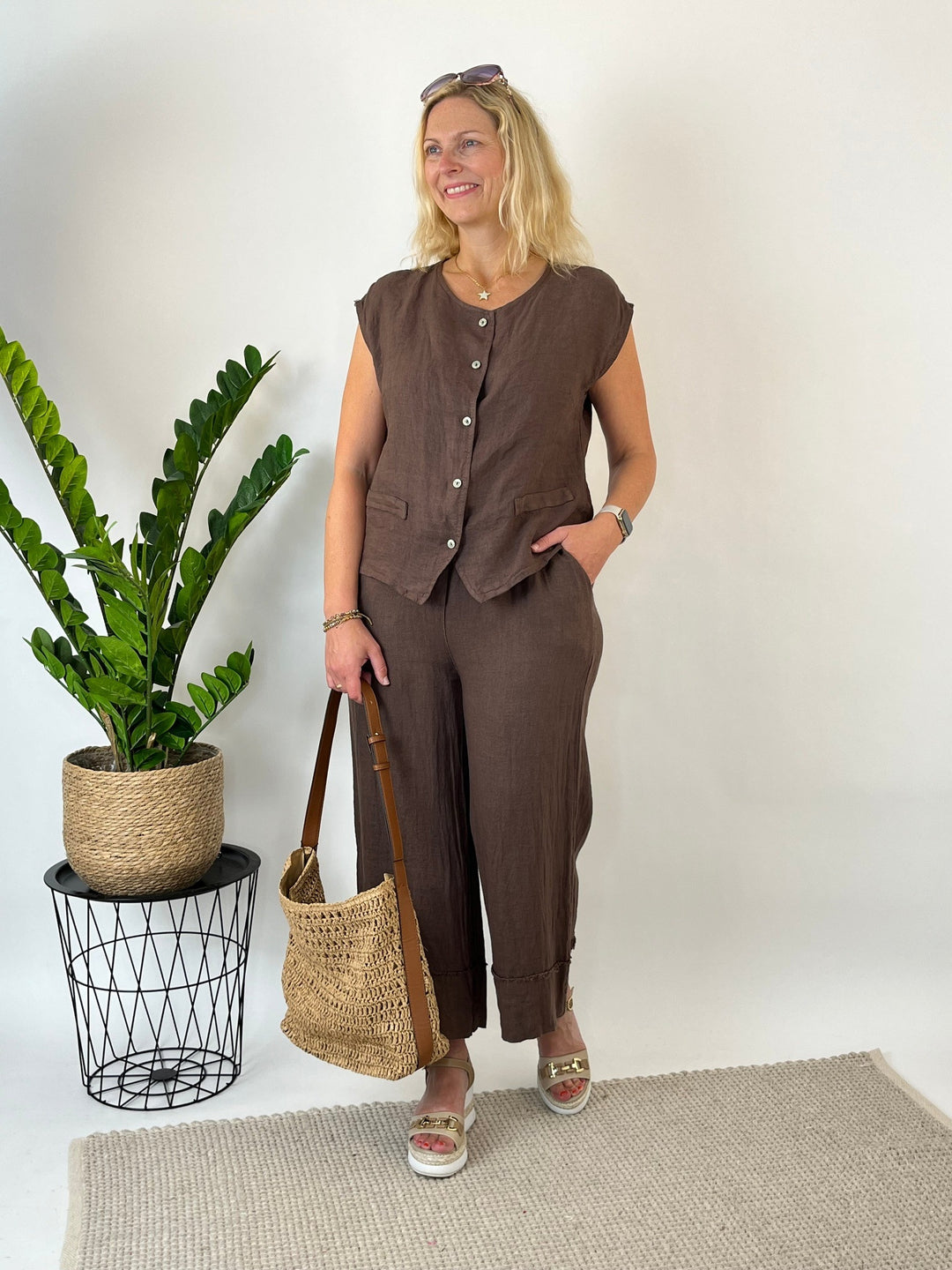 Damen braune Leinenweste mit Strohtasche und Plateausandalen Sommeroutfit