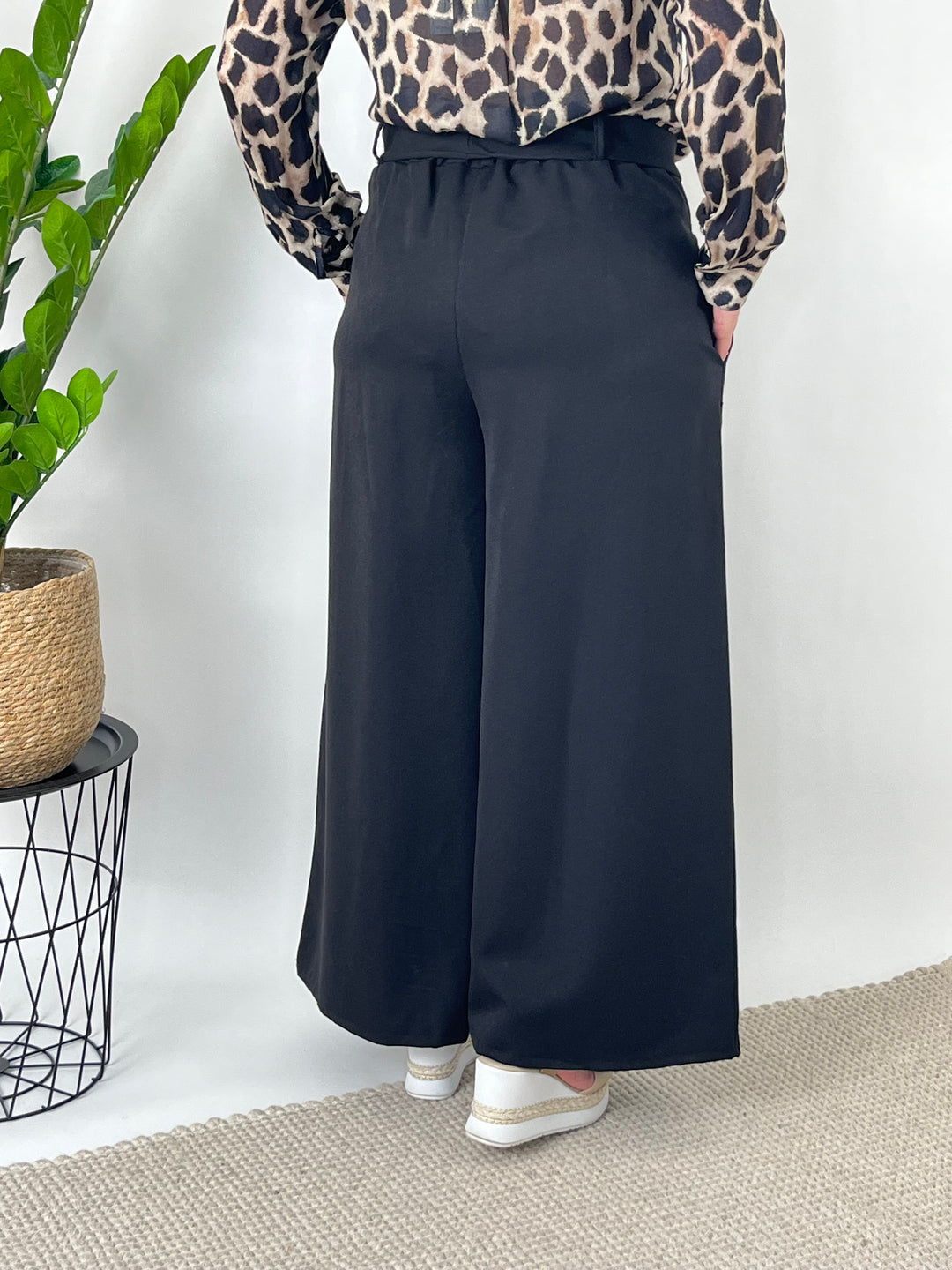 Schwarze Marlenehose mit Bindegürtel Rückansicht weites Bein
