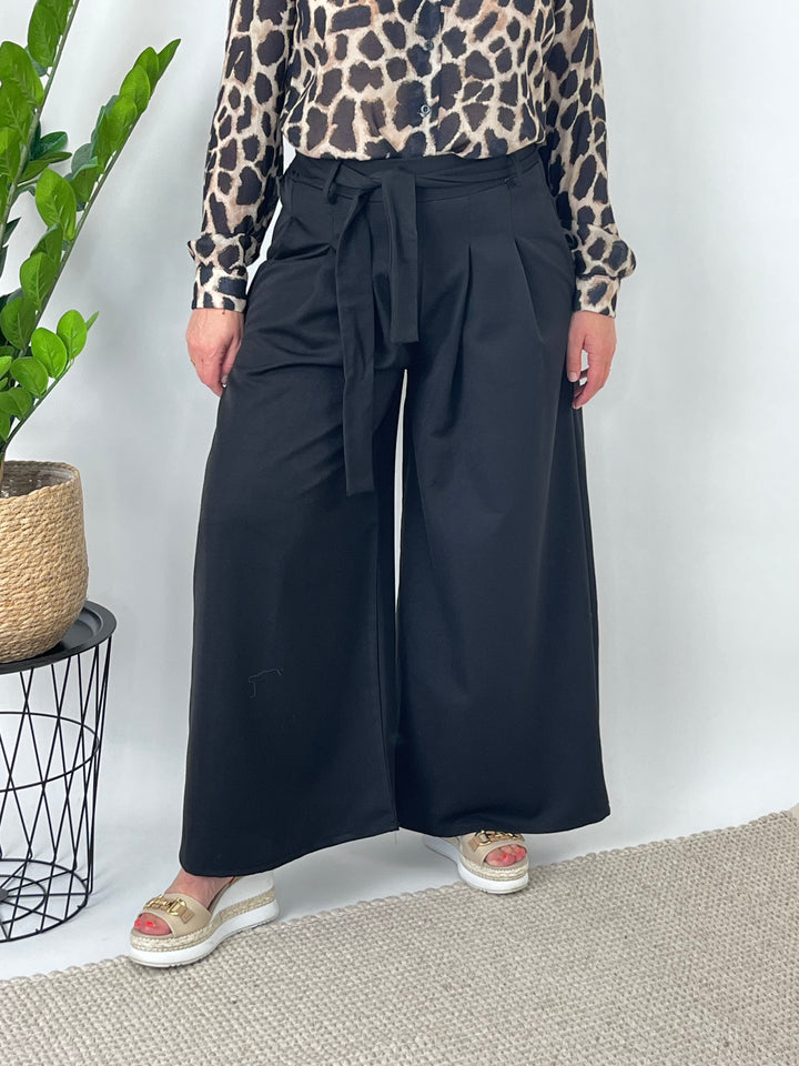 Schwarze Marlenehose mit Faltenstruktur Hüfte und Bindegürtel