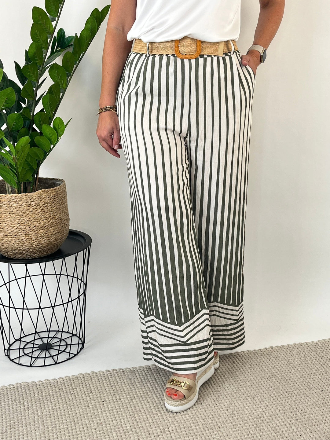 Marlenehose mit Streifendruck und Ziergürtel Khaki One Size von Bella Vita - Mode & Lifestyle