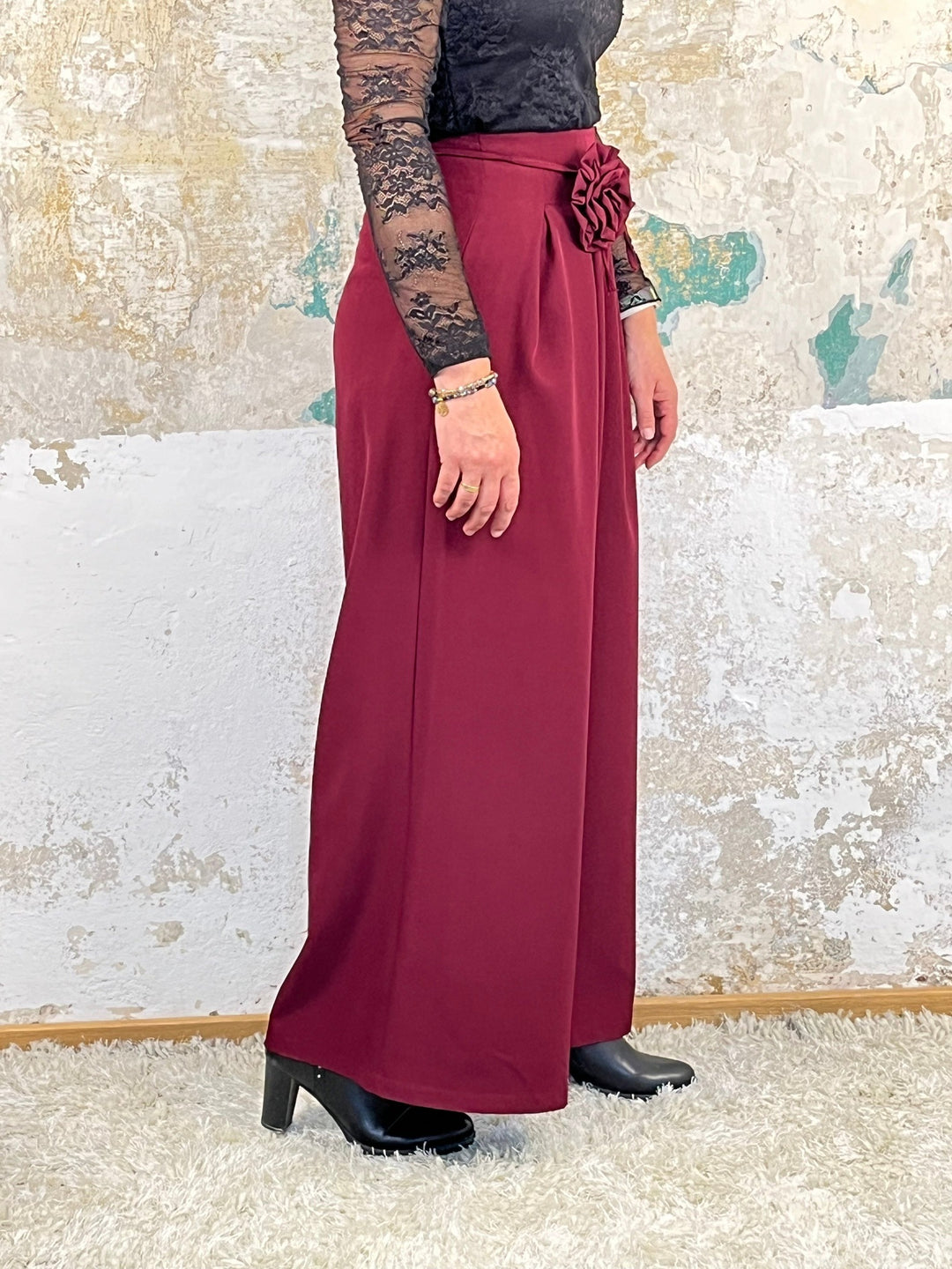 Marlenehose mit Zierblume, bordeaux von Bella Vita - Mode &amp; Lifestyle