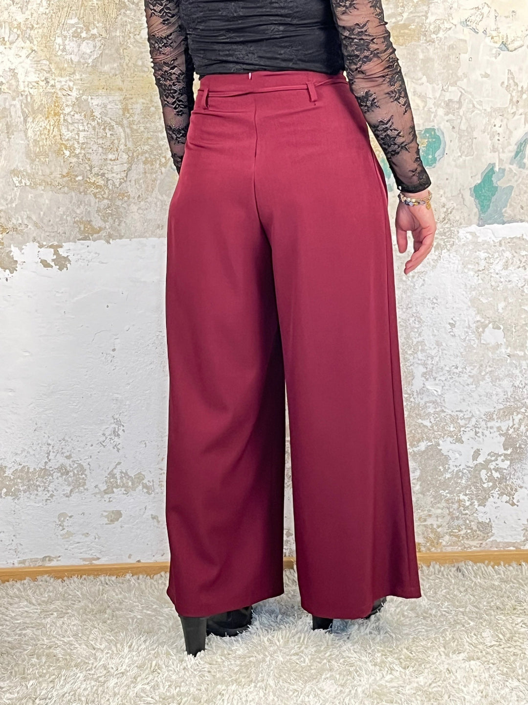 Marlenehose mit Zierblume, bordeaux von Bella Vita - Mode &amp; Lifestyle